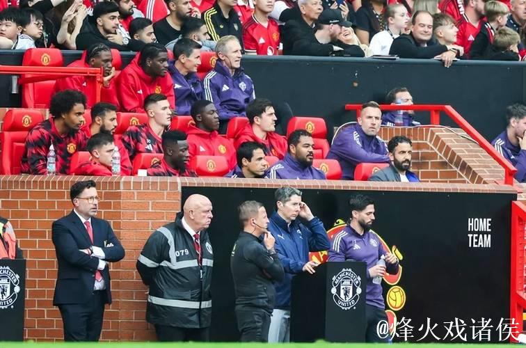 乔丹梅努哥哥穿“放梅努离队”T恤现身老特拉福德观赛 乔丹梅努哥哥穿“放梅努离队”T恤现身老特拉福德观赛