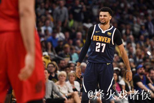 默里前三节高效表现：砍下21分2篮板3助攻，三分命中率达66%。